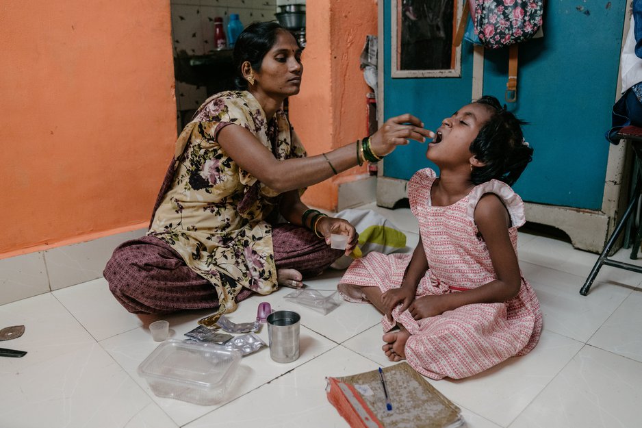 Vaishnavi, une patiente DRTB de 7 ans, reçoit ses médicaments de sa mère