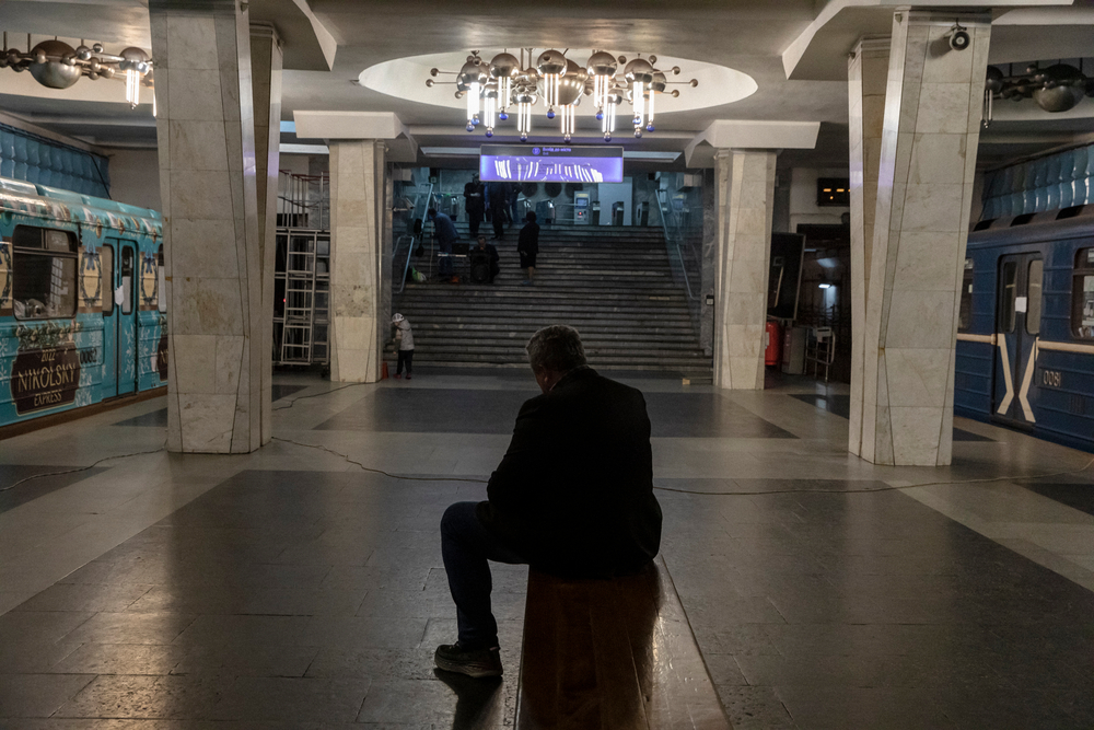 homme assis métro kharkiv