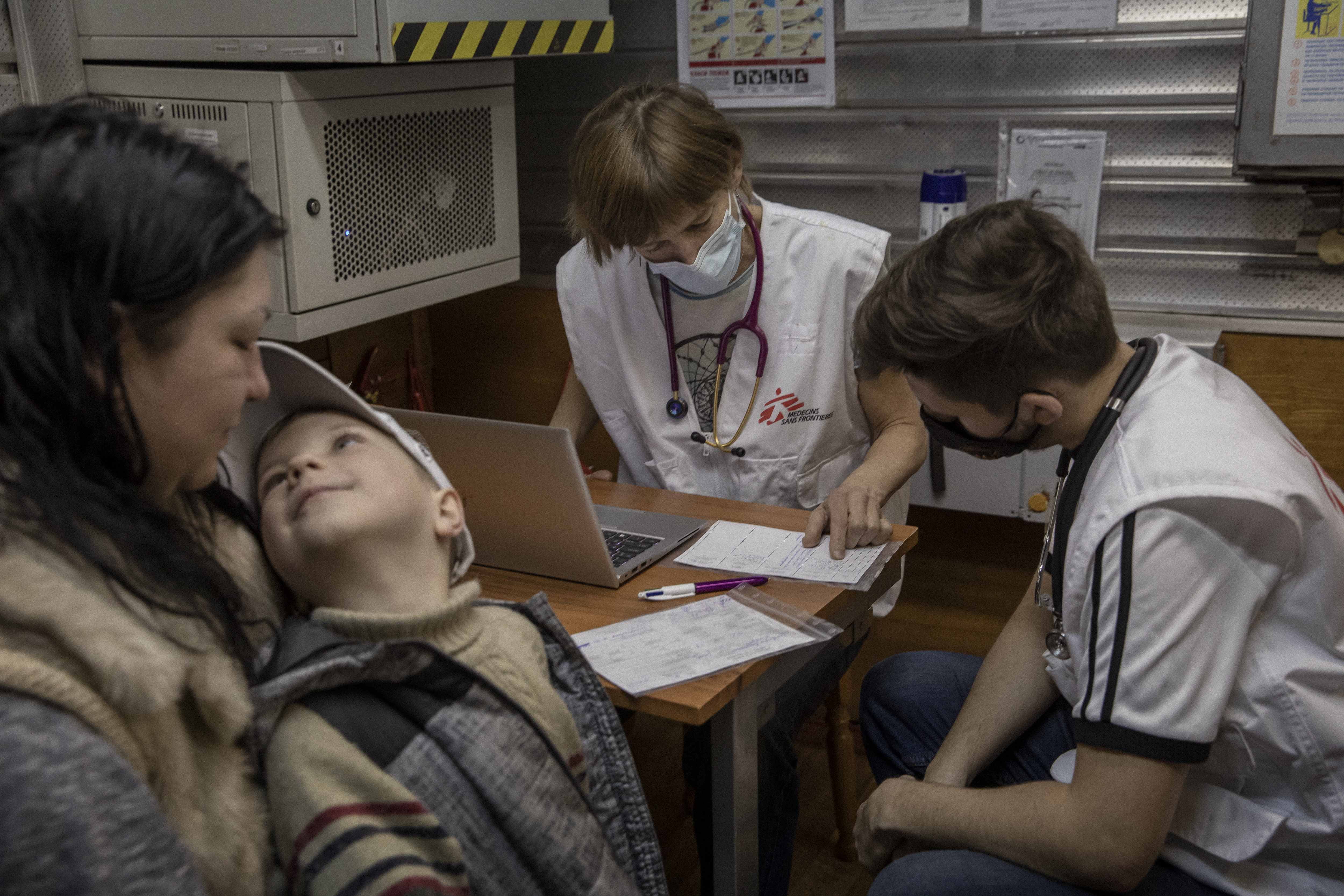 Cliniques mobiles MSF dans le métro de Kharkiv Elena, 35 ans, et son fils Kirill, 6 ans, sont examinés par Kelly et Kirill, à Kharkiv, en Ukraine, le 11 avril 2022