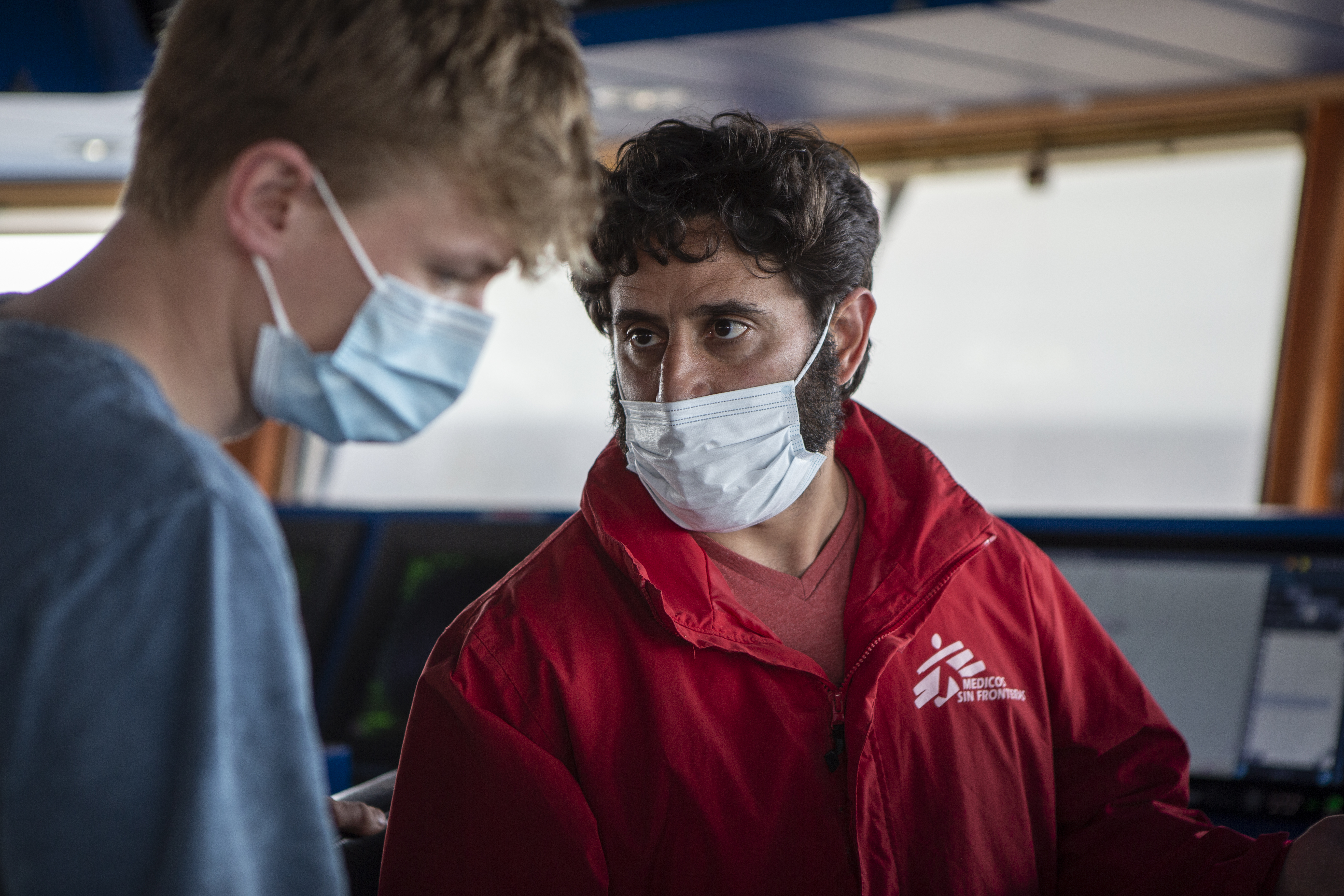 Hoofd van de missie Juan Gil in gesprek met bemanningslid op de brug van de Geo Barents.