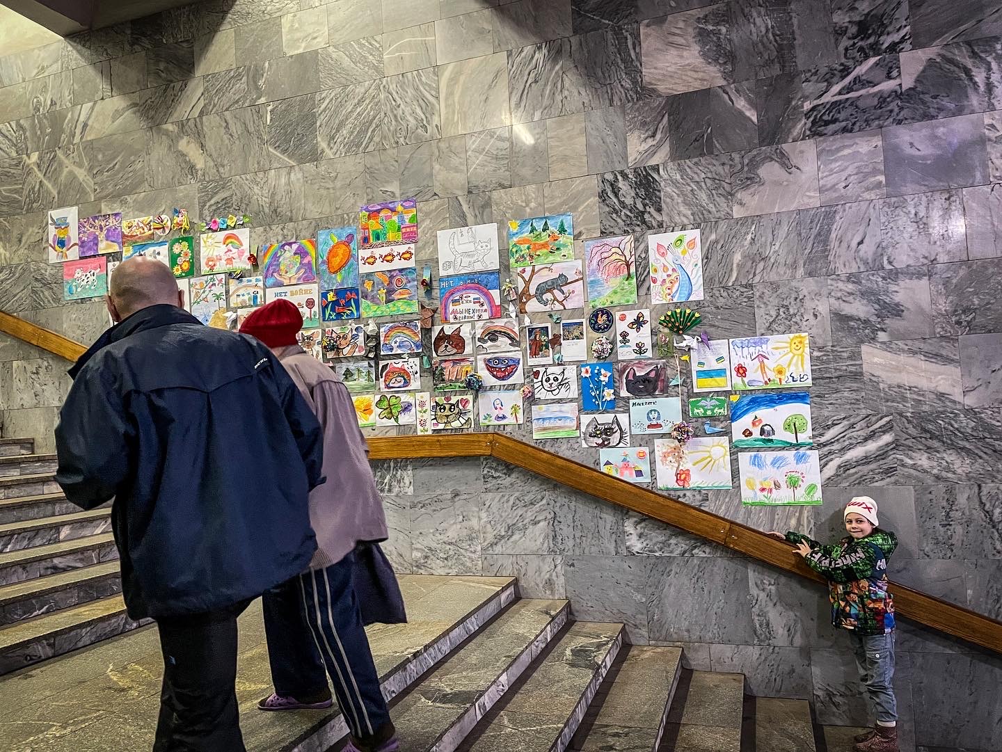 kunstwerken van kinderen en vrijwilligers op metrostation Akademika Pavlova
