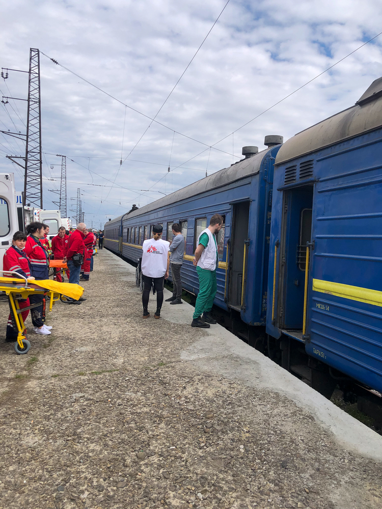 Sinds begin april heeft @doctorswithoutborders geholpen om ongeveer 350 patiënten met een medische trein van Oost-Oekraïne naar Lviv te brengen, waar mensen met oorlogsverwondingen of ernstige medische aandoeningen de medische zorg kunnen krijgen die ze nodig hebben. Ons team is gisteren (28 april, 2022) aangekomen met 43 nieuwe patiënten, na een reis van meer dan 20 uur met de trein, die medisch is uitgerust om mensen die gespecialiseerde zorg nodig hebben te vervoeren. Lviv, Oekraïne, 28 april, 2022.