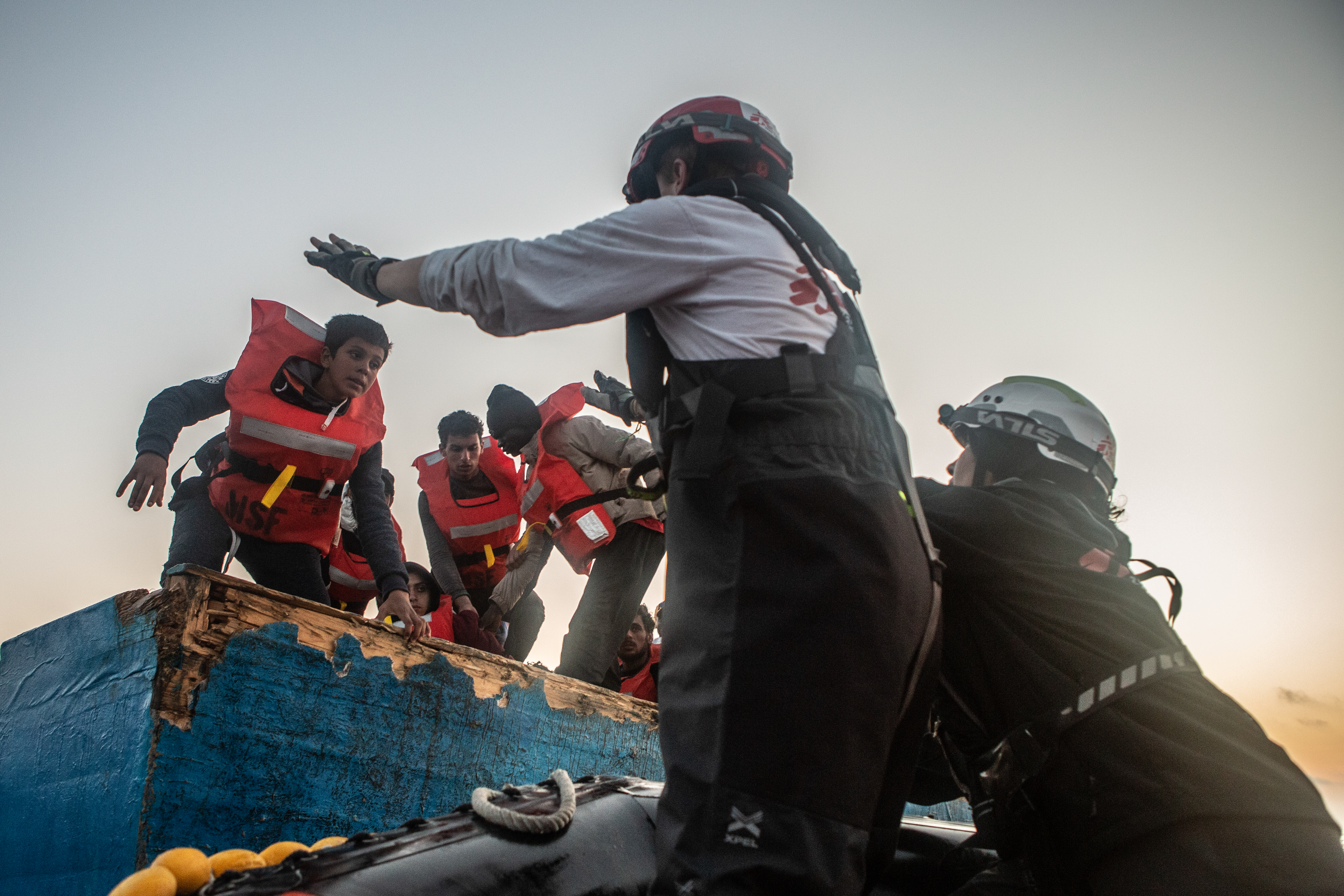Dans la nuit du 11 mai, MSF a secouru 67 personnes d'un bateau en détresse en mer Méditerranée. Copywrite @Anna Pantelia/MSF 