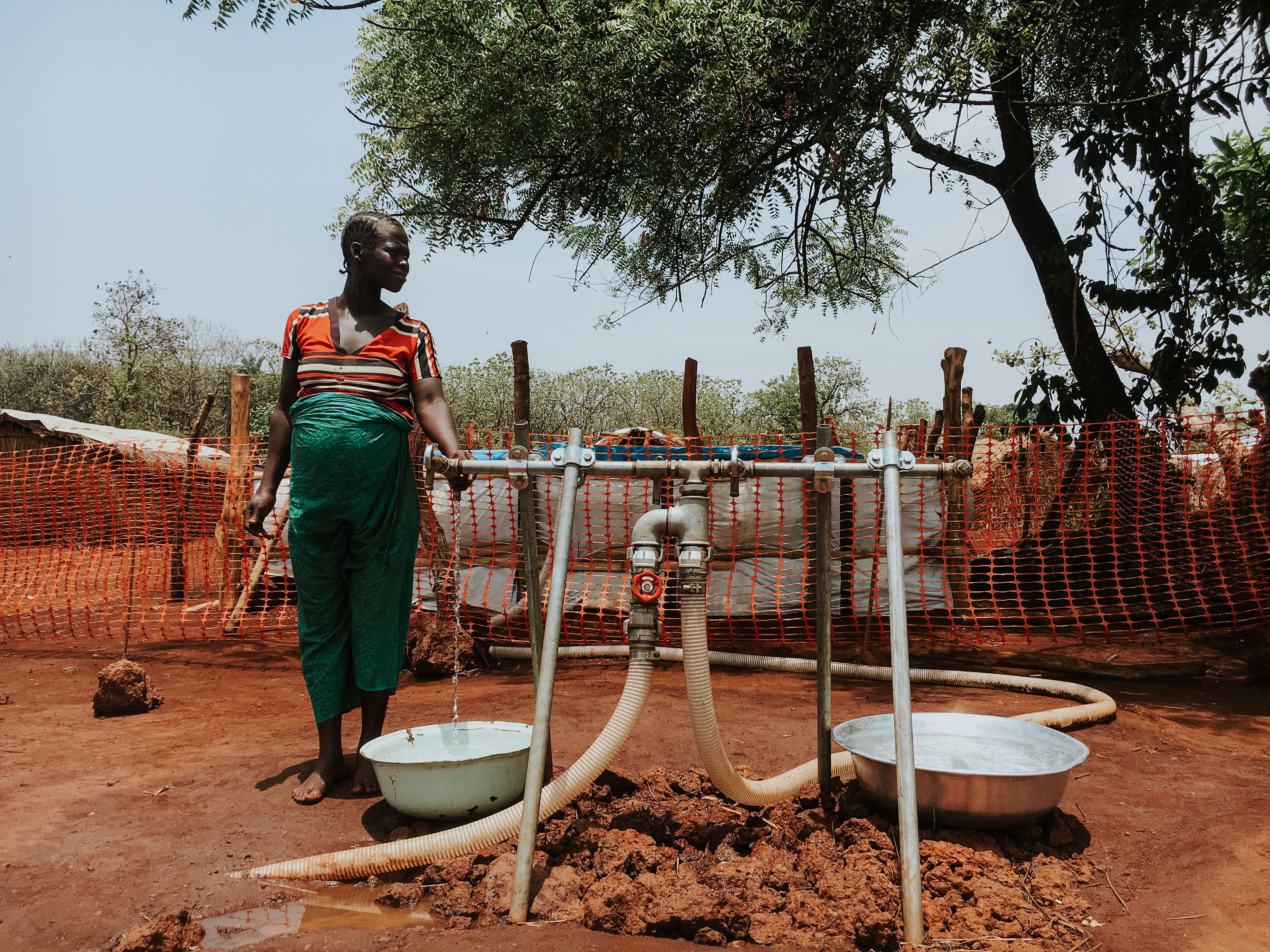 Een inwoner van het vluchtelingenkamp Bogouyo voor de noodwaterput die Artsen Zonder Grenzen aanlegde