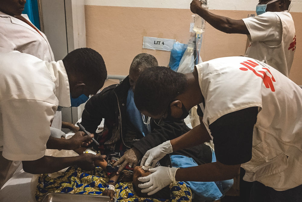 Hamadoun Cissé, agent de promotion santé MSF, parle avec une mère de l’état de santé de son enfant dans la salle URENI de l’hôpital de Niafounké au nord du Mali. © Lamine Keita, 10 mars 2022.