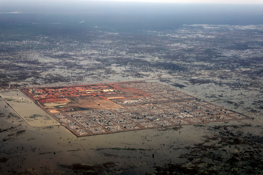 Dit is het ontheemdenkamp in Bentiu. Naar schatting 120.000 mensen leven hier. Elk jaar dreigt dit kamp te overstromen, de humanitaire stiuatie voor deze mensen is uiterst kritiek.