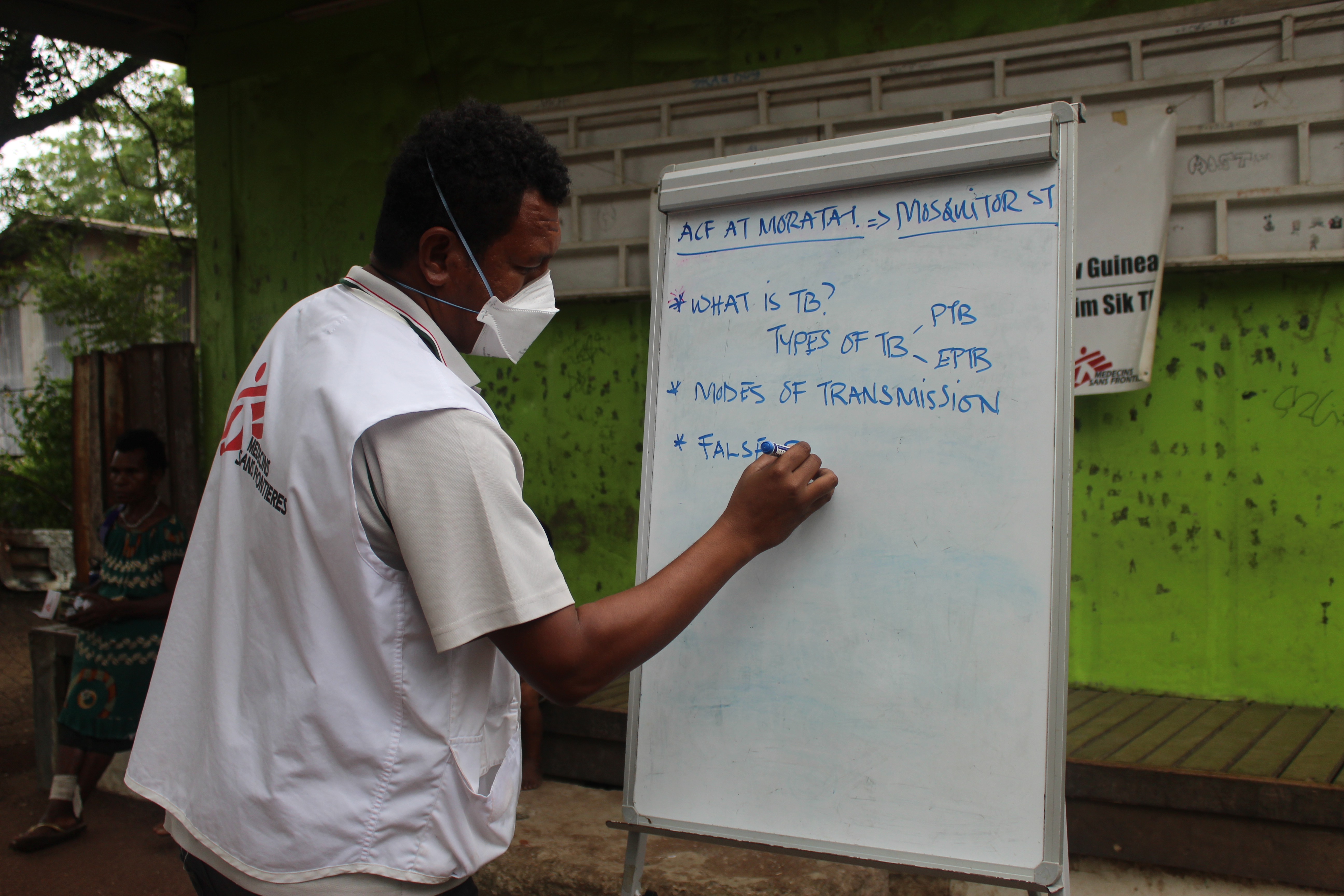 Een lid van de AZG-sensibiliseringteams in Papoea-Nieuw-Guinea.
