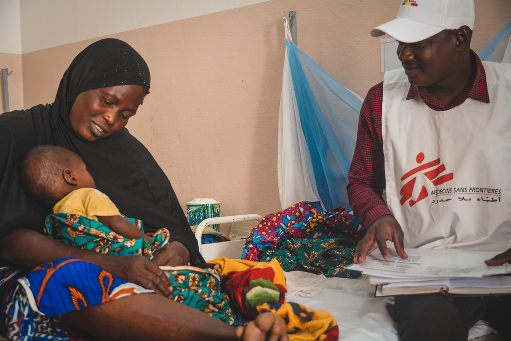 Hamadoun Cissé, agent de promotion santé MSF, parle avec une mère de l’état de santé de son enfant dans la salle URENI de l’hôpital de Niafounké au nord du Mali. © Lamine Keita, 10 mars 2022.