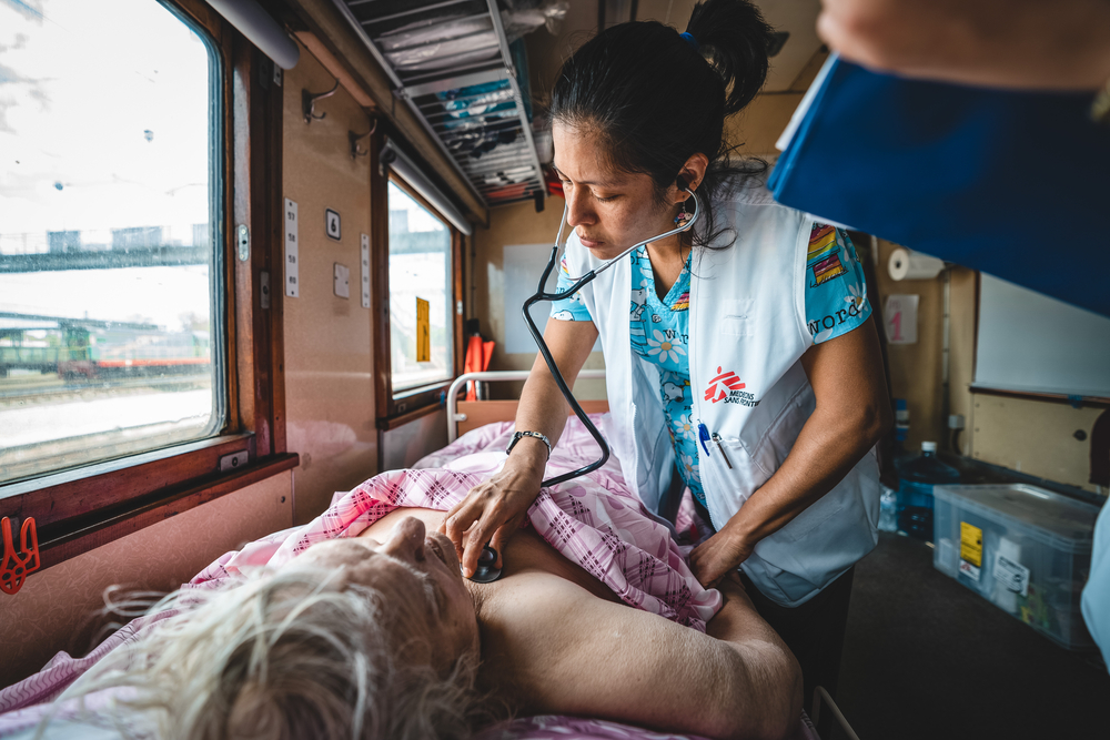 Dr. Guadalupe Garcia Noria houdt een patiënt in de gaten op de opname-afdeling van het medisch team van AzG tijdens een reis van Pokrovsk, Oost-Oekraïne naar Lviv, in het westen van Oekraïne. De reis duurt ongeveer 20 uur. Sinds 31 maart hebben we meer dan 600 patiënten vervoerd. 