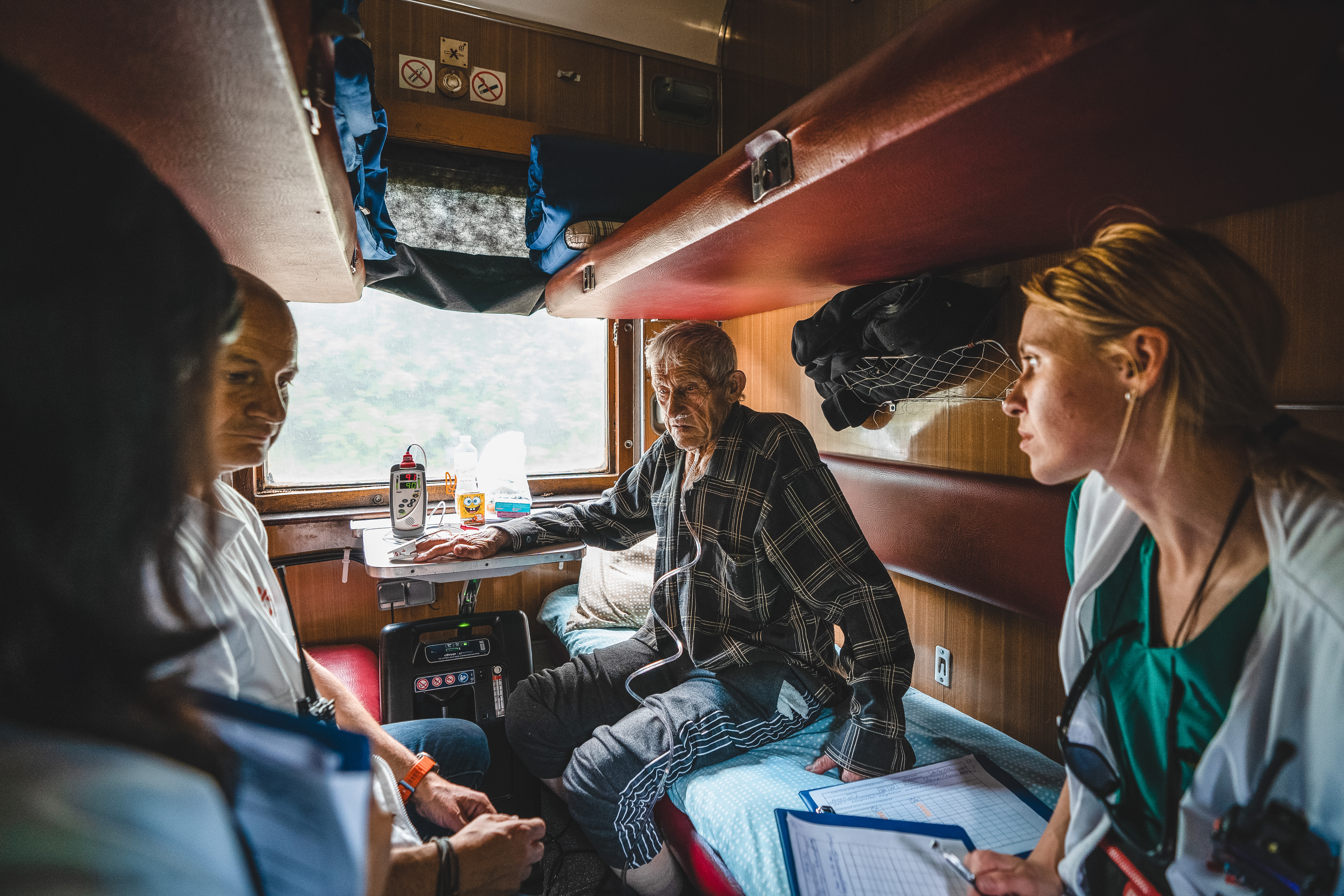 2 soignants avec le patient dans le train