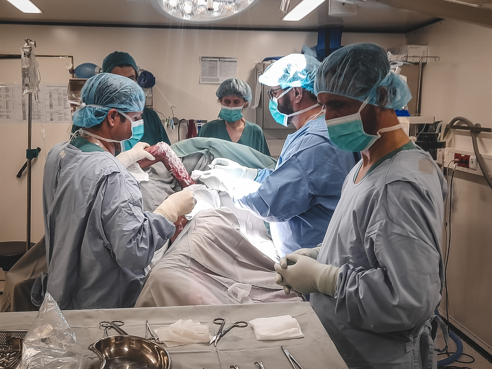 Artsen in het Kunduz Trauma Centrum voeren een operatie uit op een patiënt die gewond is geraakt bij een generator explosie in Kunduz stad. Er wordt zalf op de brandwonden van de patiënt aangebracht om de wondgenezing te bevorderen. 