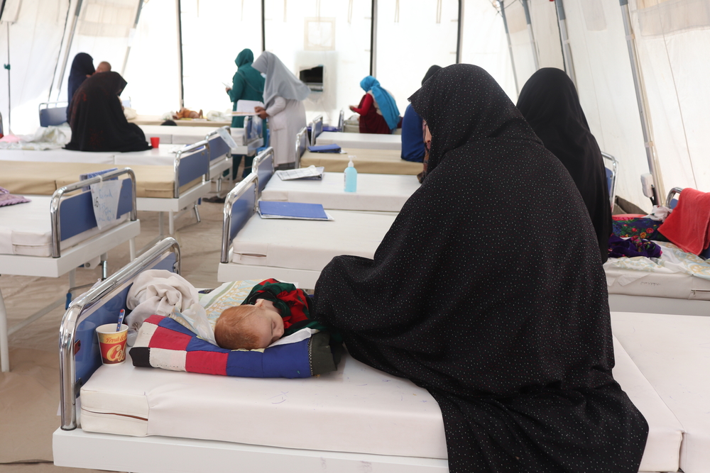 Onze isolatie-afdeling voor ernstig en acuut ondervoede kinderen die ook acute waterige diarree hebben, in een tent aan het regionale ziekenhuis van Herat. 