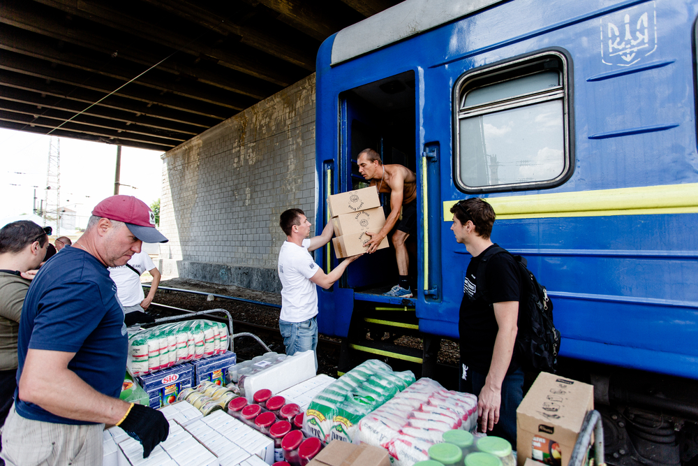 Niet enkel onze medische evacuatietreinen rijden op de Oekraïense sporen. We gebruiken ook treinen om ladingen met  humanitaire hulp naar de dorpen van de oblast Kharkiv te sturen, waar ongeveer 100 andere gemeenschapsgroepen de hulp onder individuele personen verdelen. 