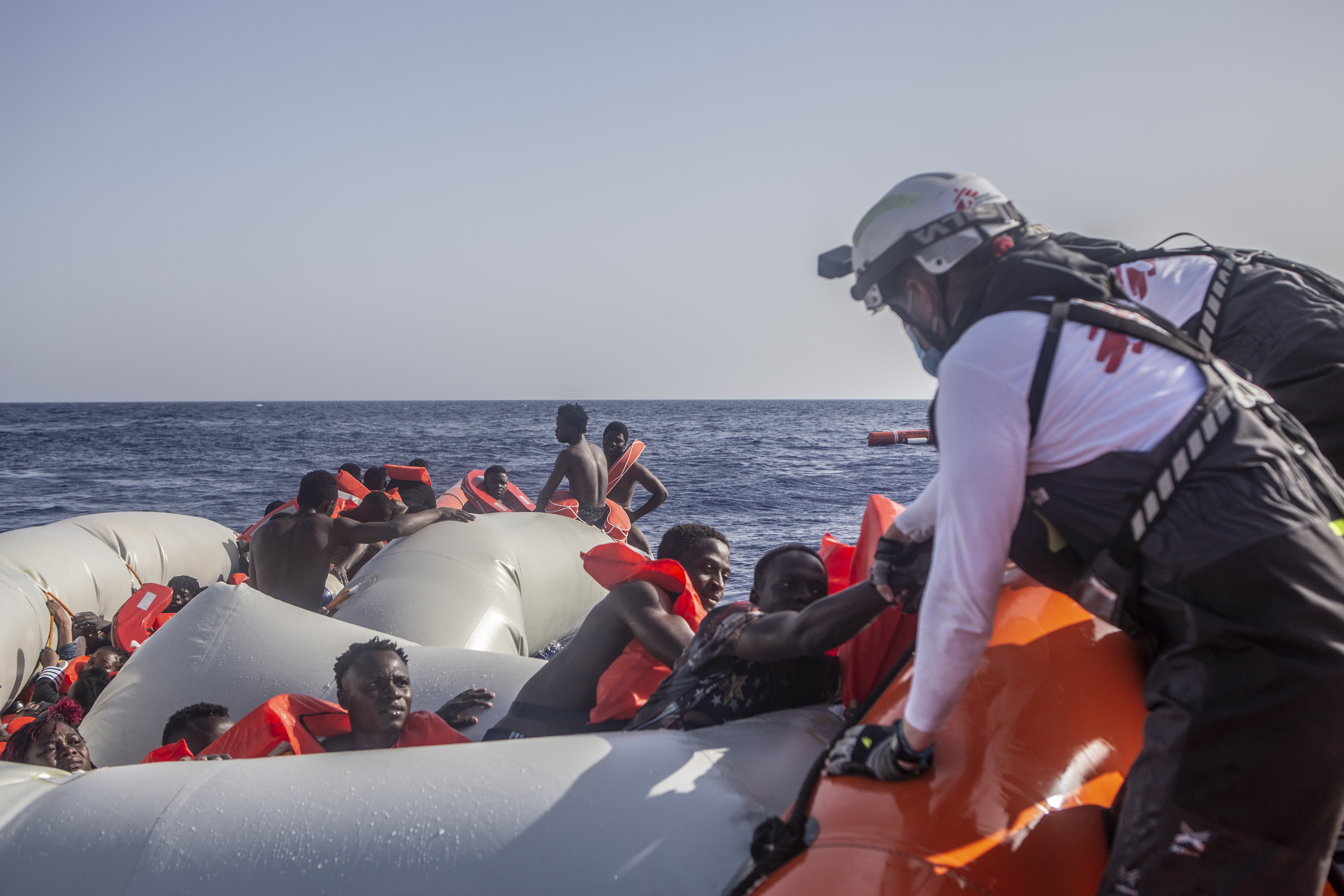 Dans l'après-midi du 27 juin, l'équipe MSF a secouru 71 personnes d'un bateau pneumatique en détresse. 22 personnes sont portées disparues, trois personnes ont été stabilisées, dont de très jeunes enfants, et une femme est décédée plus tard à bord, après 30 minutes de réanimation.  Une femme et son bébé dans un état critique ont également été évacués vers Malte au cours de la même nuit. © Anna Pantelia/MSF