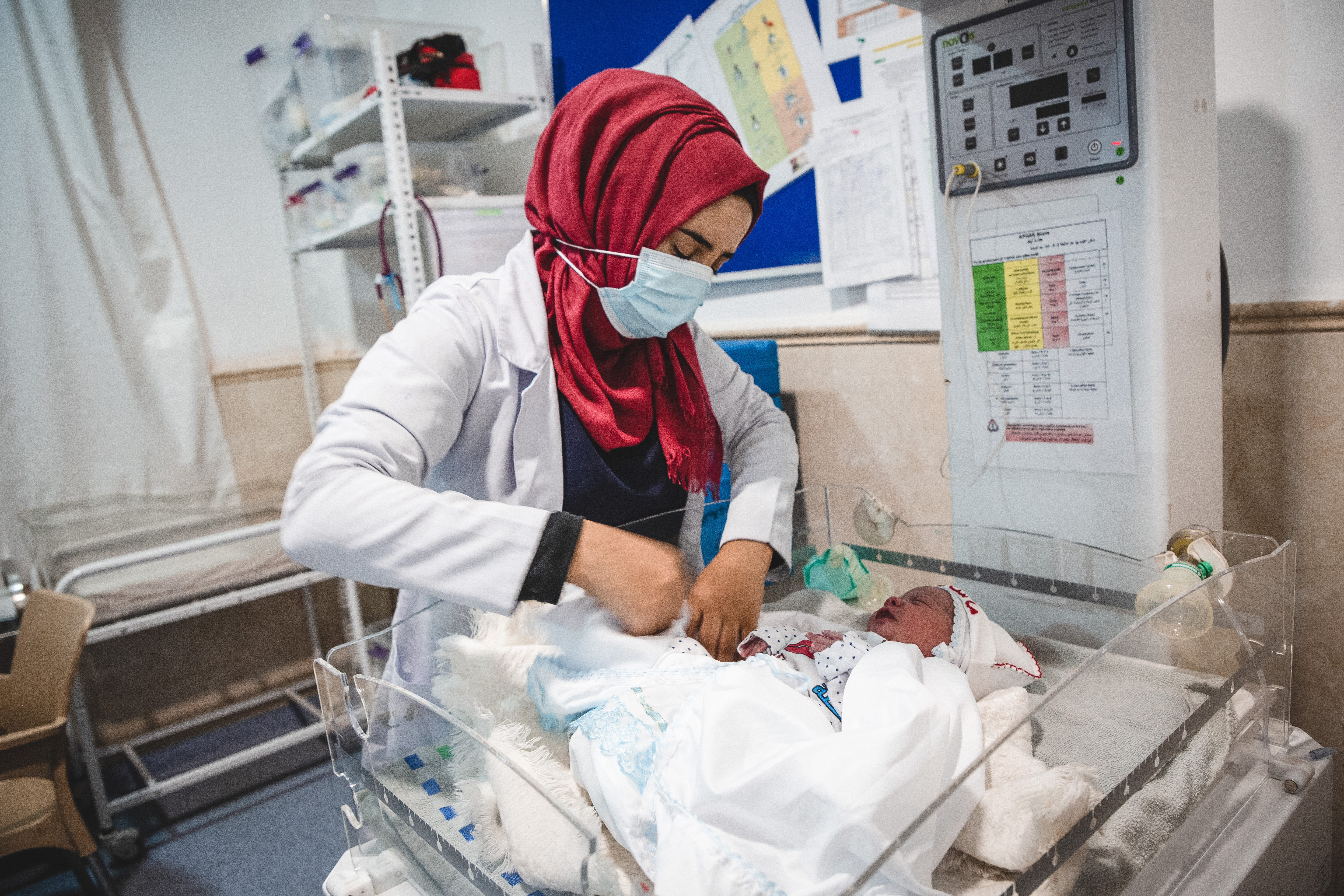 Une infirmière MSF s'occupe d'un nouveau-né à la maternité de l'hôpital de Nablus, géré par MSF, à Mossoul Ouest. 
