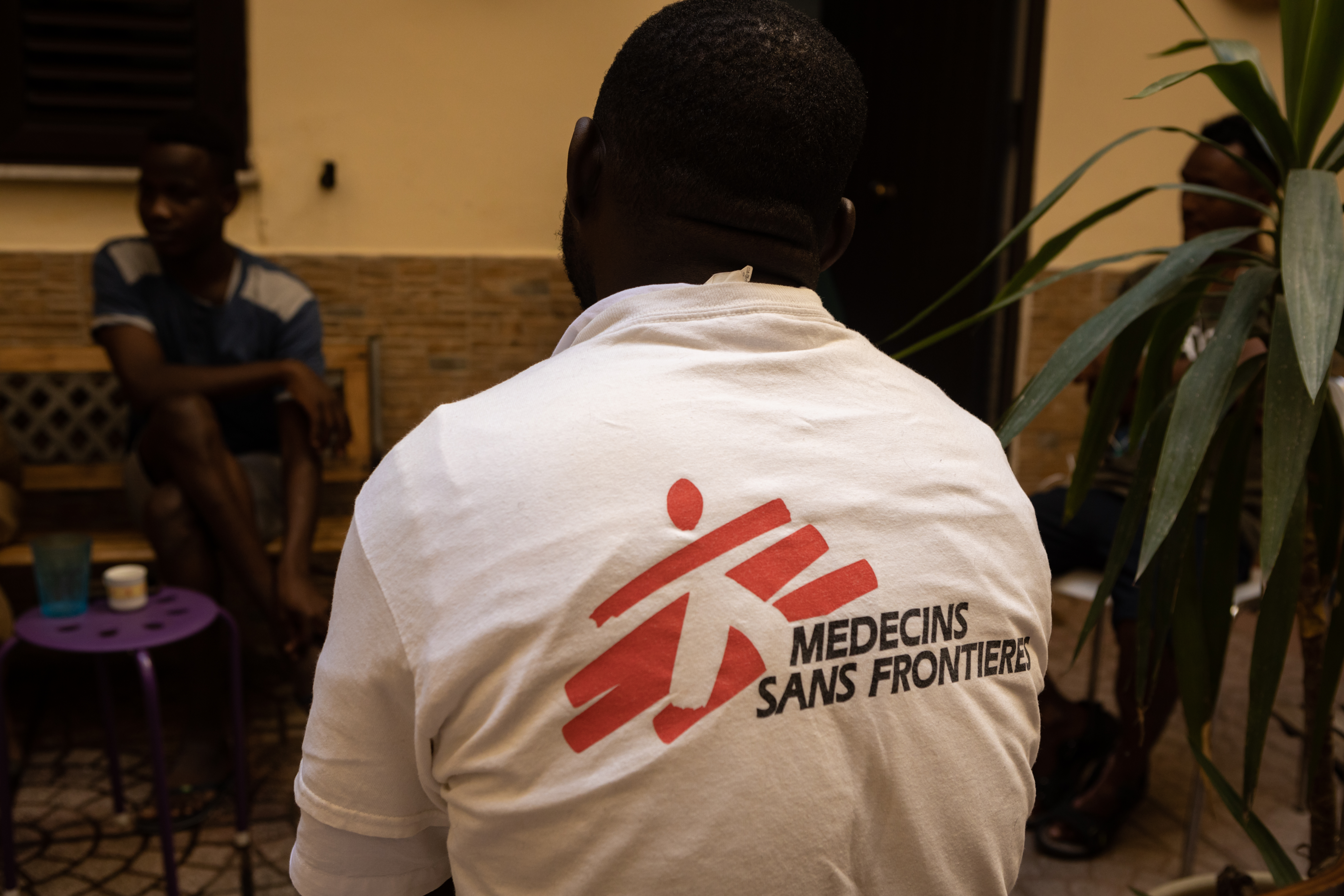 Moussa Zarre, médiateur interculturel de MSF, discutant avec des migrants.