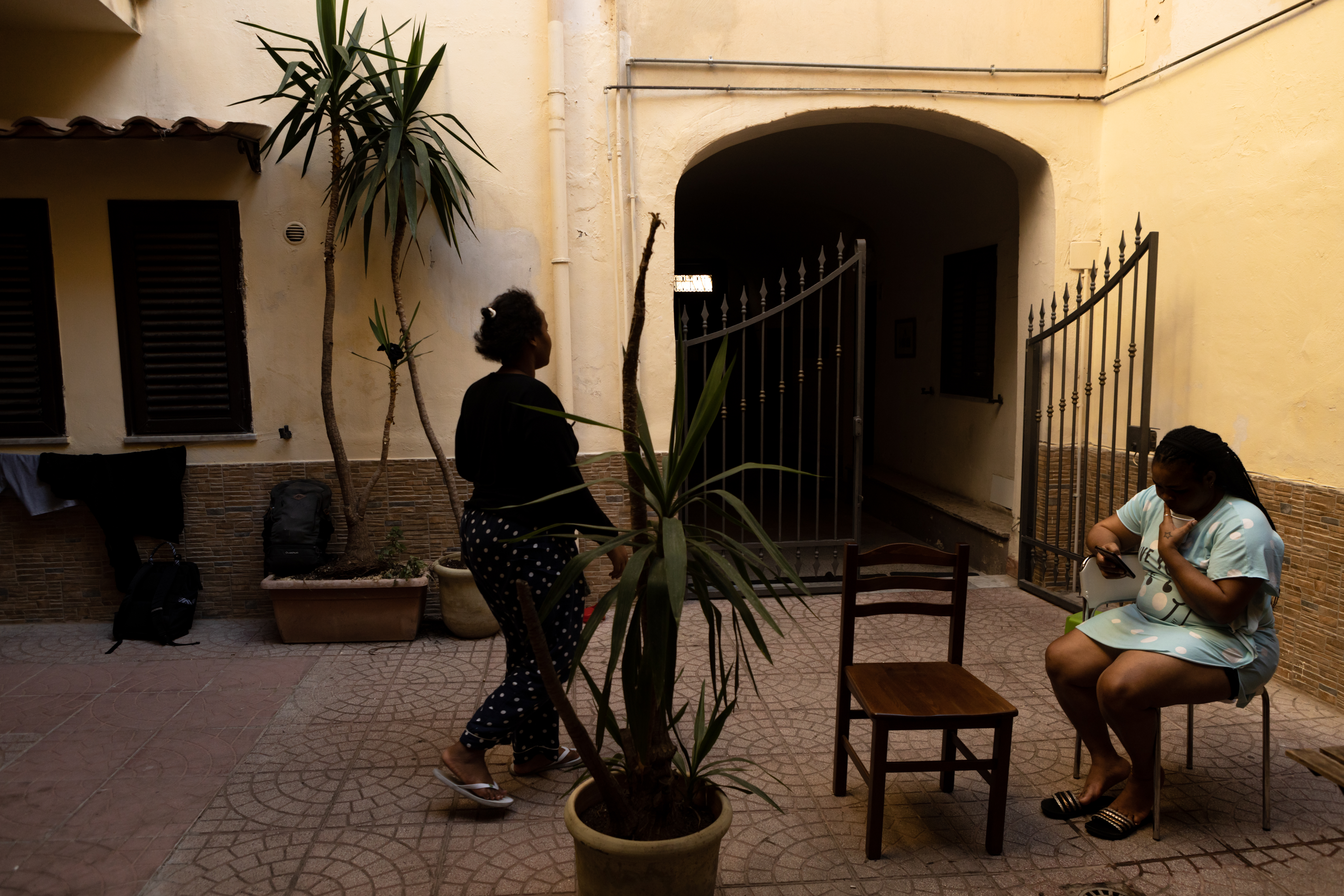 Migrants dans la cour intérieure du centre d'hébergement de MSF en Italie