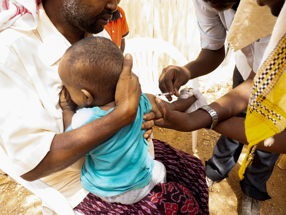 Ook papa Ali Ibrahim heeft zijn kind naar Artsen Zonder Grenzen gebracht om het te laten vaccineren, hier in Burao, Somaliland