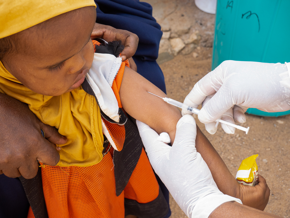 Dit klein meisje krijgt haar vaccin tegen mazelen, in het district Odweyne, Somaliland. © Mohamed Hussein/MOTO