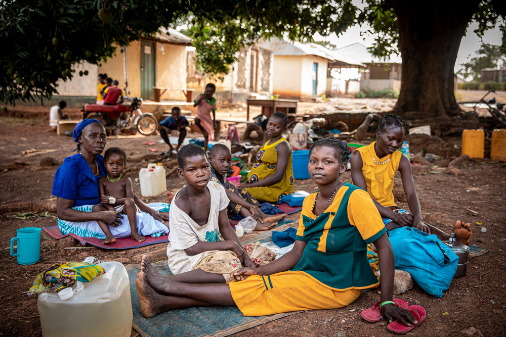 Ces femmes attendent avec leurs enfants à l'extérieur de la nouvelle maternité et du service de l'enfance de l'hôpital de Tambura. 