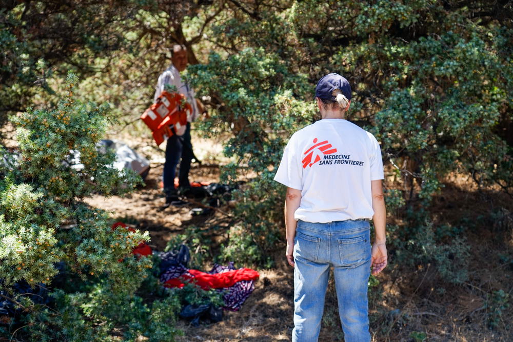 Teams van Artsen Zonder Grenzen bieden eerstehulpkits, droge kleren, voedselpaketten en water aan de mensen die op Samos aankomen