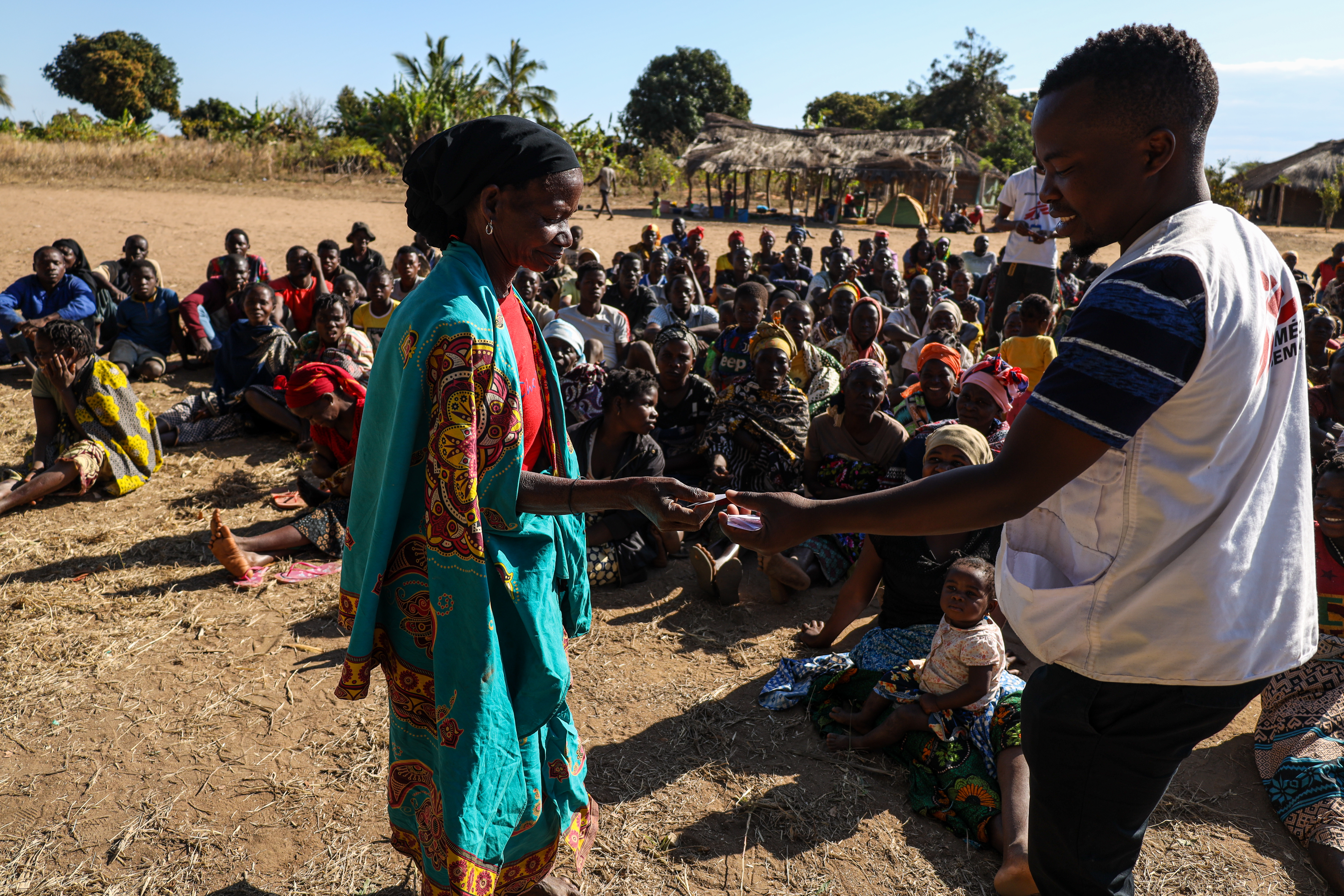 Agy Agy distribue des tickets pour des kits d'articles de secours aux familles nouvellement déplacées. Depuis juin, on estime que la violence a chassé plus de 80 000 personnes de chez elles dans la province de Cabo Delgado, au nord du Mozambique.