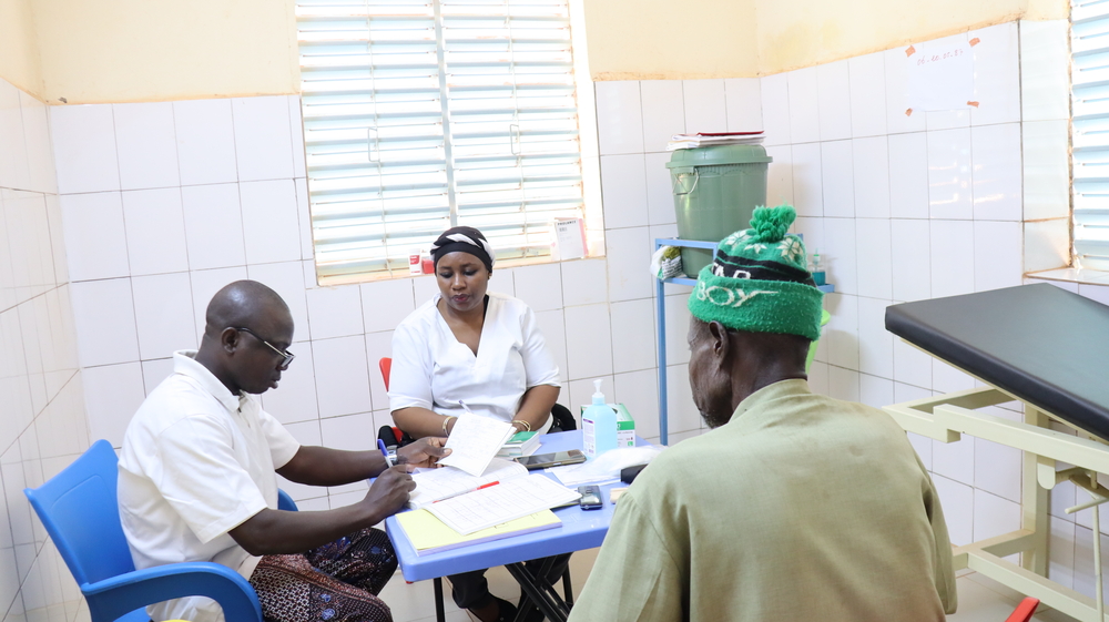 Consultation de soins généraux pour adultes avec Ida Rose Traore, infirmière MSF et l’infirmier assistant du Ministère de la Santé, au centre de santé de Dédougou. © Adama Gnanou, août 2022.