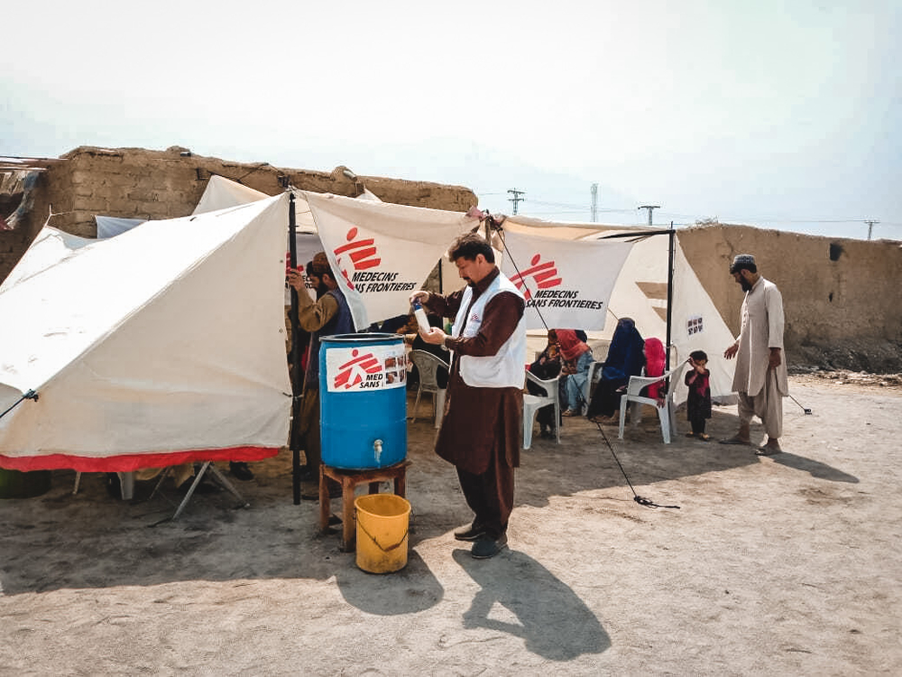 De noodhulpteams van AZG hebben een medisch kamp opgezet voor door de overstroming getroffen mensen aan de Eastern Bypass, Quetta in de provincie Balochistan. 
