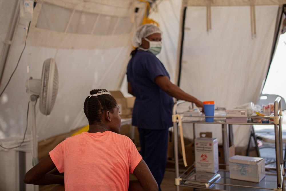 Haïti CTC Cité Soleil - MSF-verpleegster zorgt ervoor dat de patiënten in de tent een rehydratatiebehandeling krijgen om de patiënt met ernstige diarree en braken gehydrateerd te houden. 