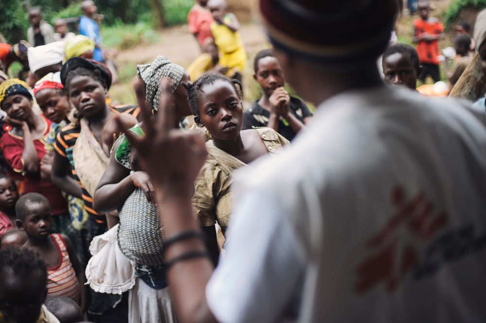 Des collaborateurs MSF sensibilisent les habitants de la ville de Matadi en RDC