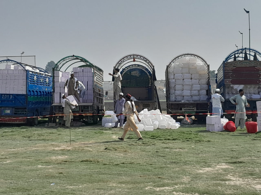 À Charsadda, dans la province de Khyber Pakhtunkhuwa, nos équipes distribuent des colis d'aide aux habitants des différents villages. Ces paquets comprennent des ustensiles de cuisine, des articles d'hygiène et des moustiquaires. MSF, 5 octobre 2022