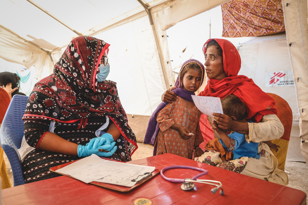 Dr Hafsa voert een consultatie met Rubina, een patiënt die in een nabijgelegen ontheemdenkamp woont, district Dadu, provincie Sindh. 