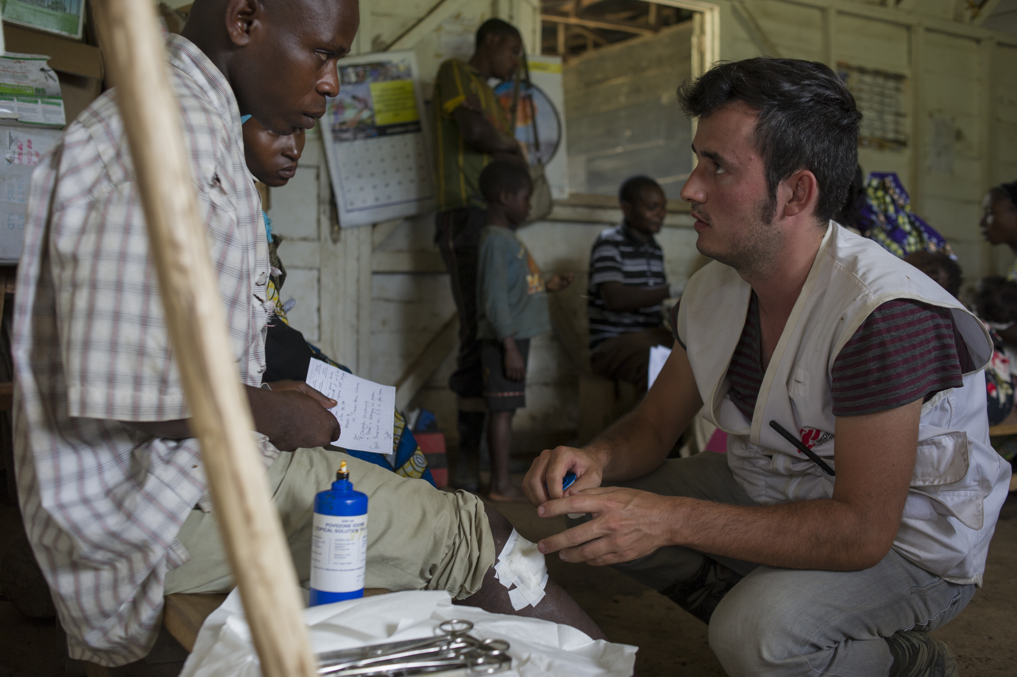 Maarten aan het werk als verpleegkundige van de mobiele kliniek in Masisi, R.D. Congo