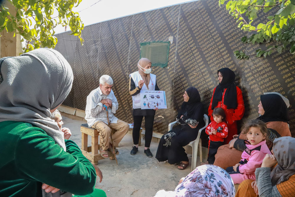 voorlichting over cholerasymptomen en preventiemaatregelen in Arsal, Bekaa-vallei, Libanon. 