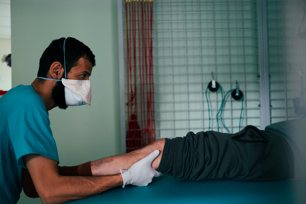Le physiothérapeute Ahmad Alrosan masse la jambe d'un patient lors d'une séance après une opération de la jambe. Kiev, Ukraine, septembre 2022. 