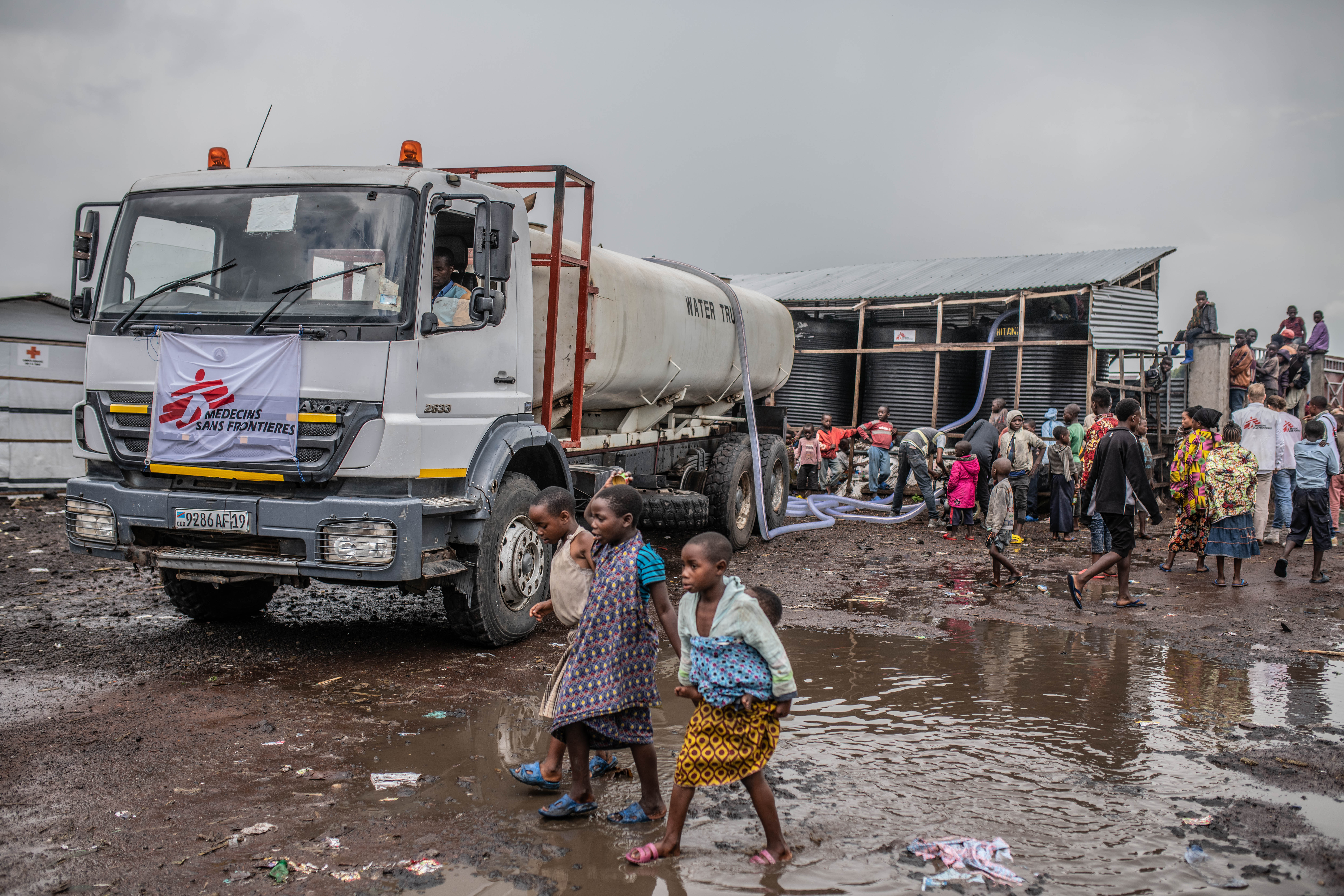 camions d'MSF fournissant de l'eau