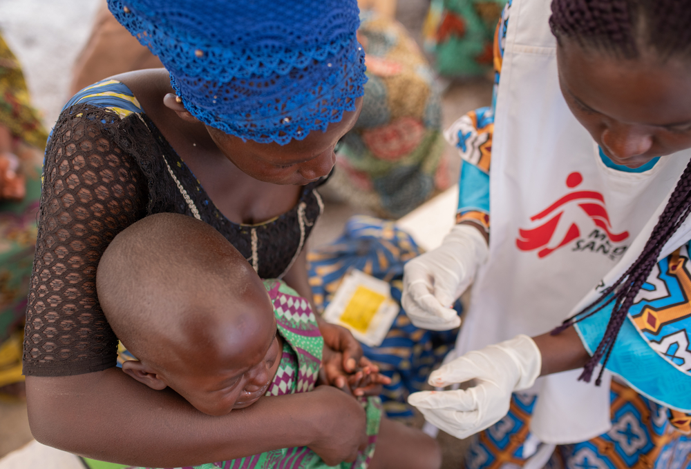 Notre infirmière Geogaste prend les signes vitaux de cet enfant pour vérifier rapidement s'il a le paludisme. © Moses Sawasawa , 4 novembre 2022