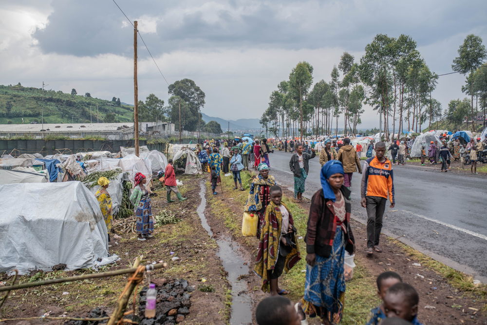 Volgens de provinciale autoriteiten zijn sinds eind oktober meer dan 74.000 mensen in het grondgebied van Nyiragongo aangekomen na de intensivering van de gevechten tussen de M23 en het Congolese leger, voornamelijk in de plaats Kanyaruchinya, maar ook in Munigi en Kibati. De toestroom is constant en het aantal mensen neemt nog steeds toe. 