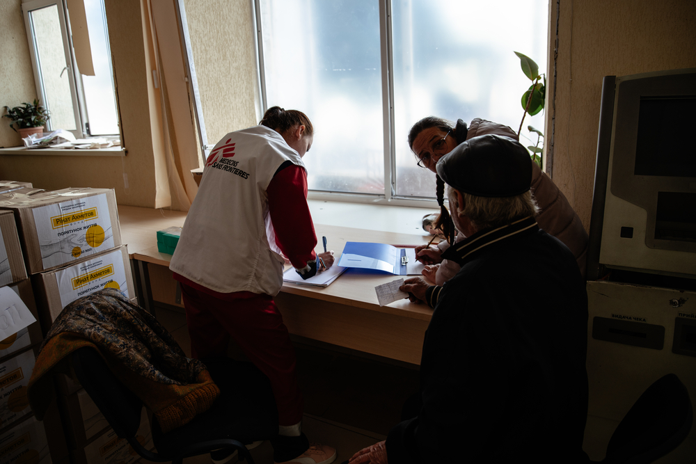 Artsen zonder Grenzen geven gratis medicijnen aan mensen in Lyman, oblast Donetsk.