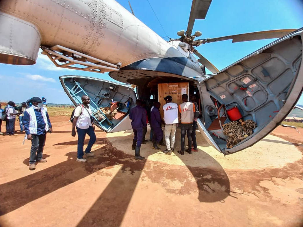 Déchargement de la cargaison de MSF dans le camp de Rhoe en Ituri