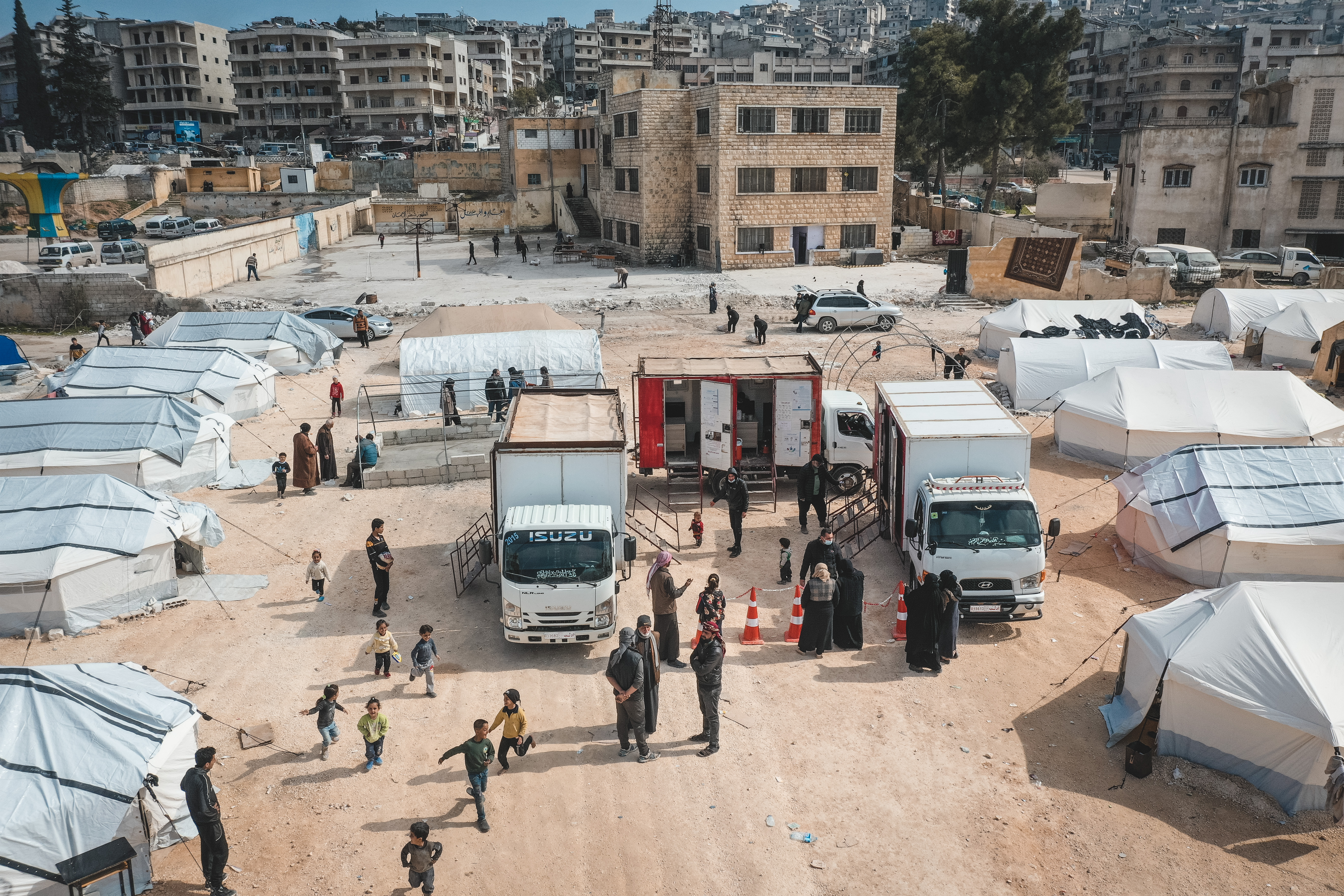 Helikopterzicht van mobiele klinieken in Noordwest-Syrië