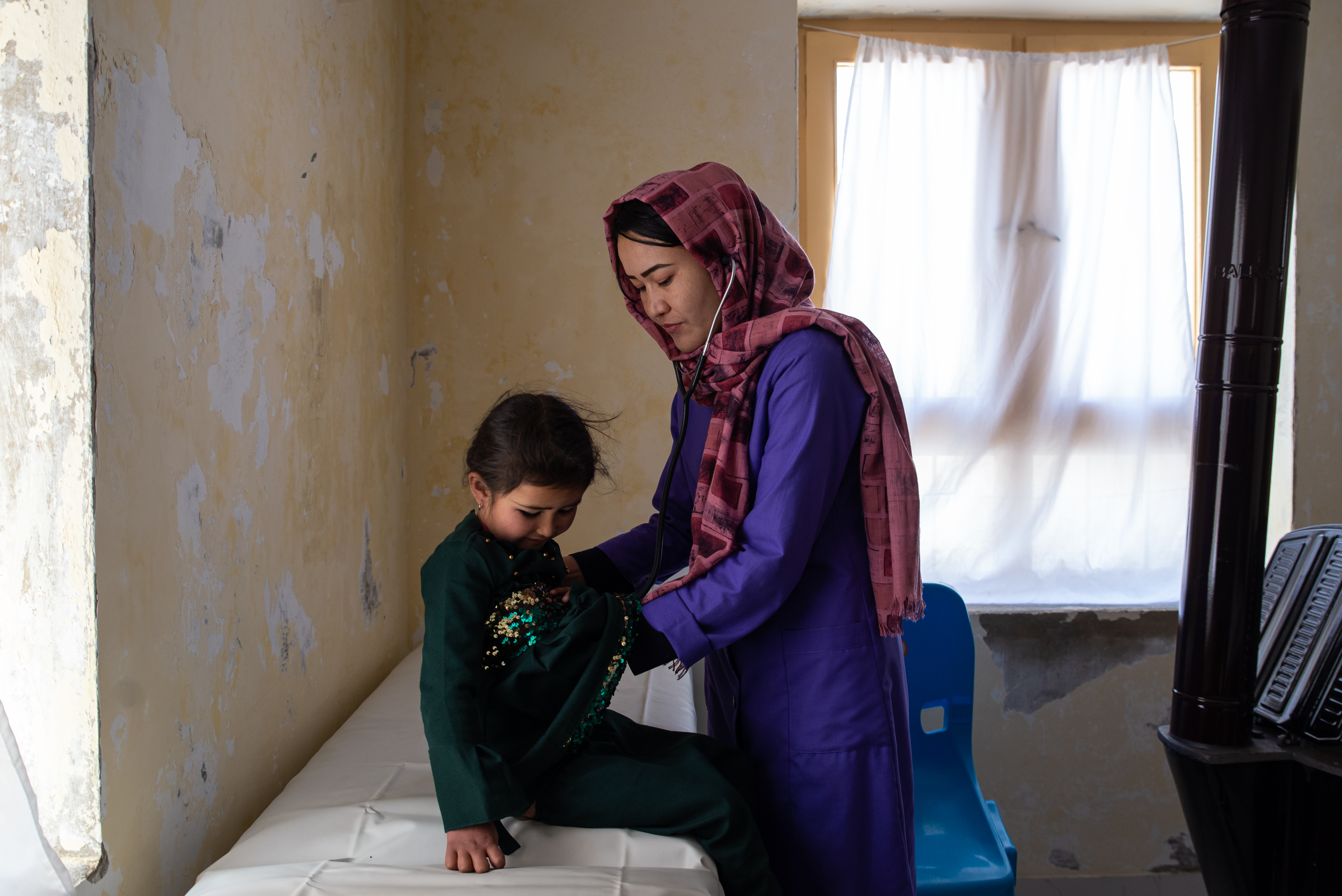 sage-femme MSF, examine, Sabzina, 6 ans