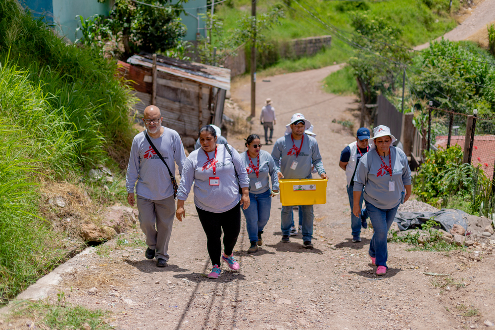 La route qui mène aux maisons des volontaires de la communauté est très difficile d'accès. Malgré cela, l'équipe MSF rend visite à ces personnes chaque semaine pour leur expliquer l'activité de lâcher de moustiques