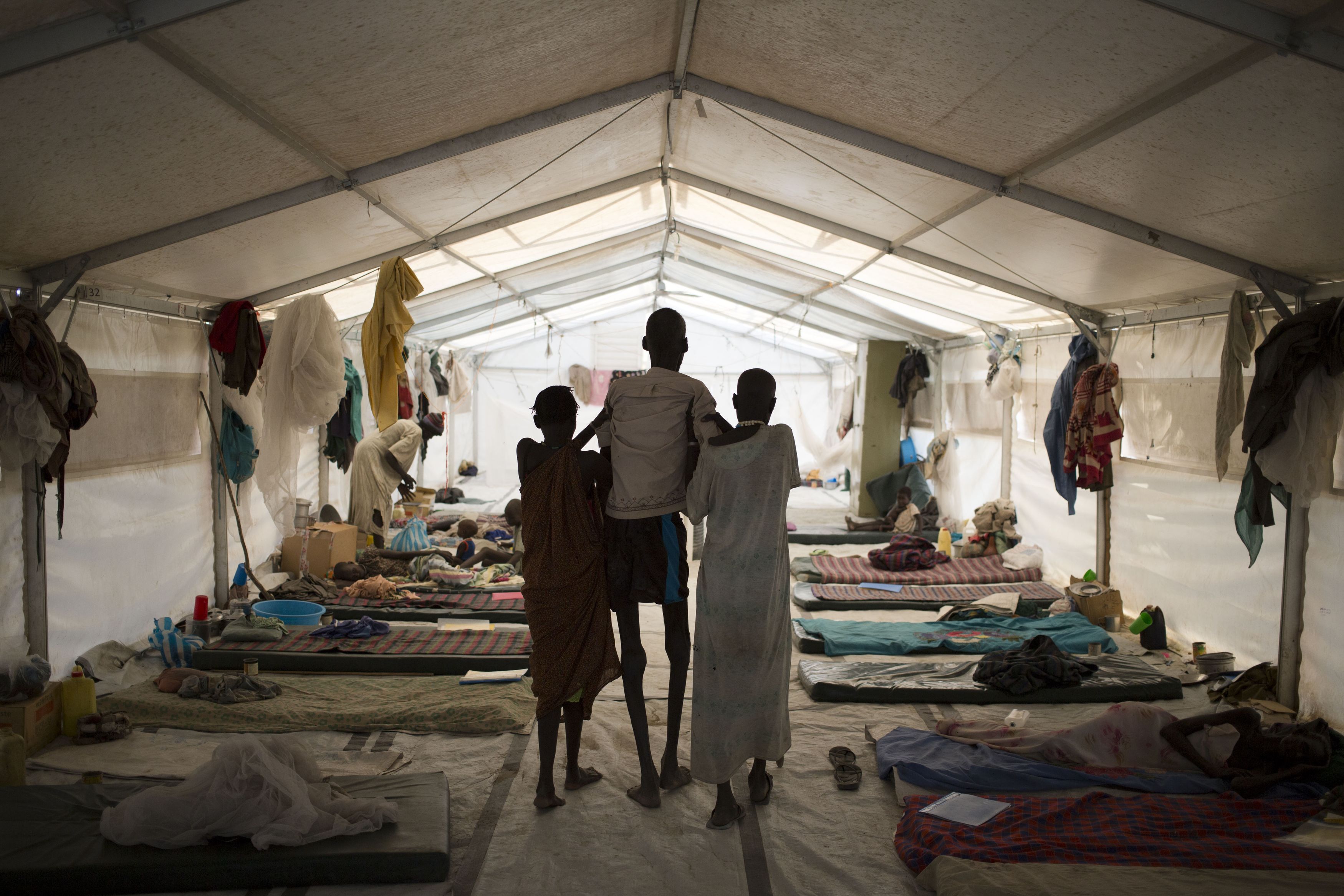 Un homme atteint du Kala Azar est emmené à la clinique MSF à Lankien, au Sud-Soudan