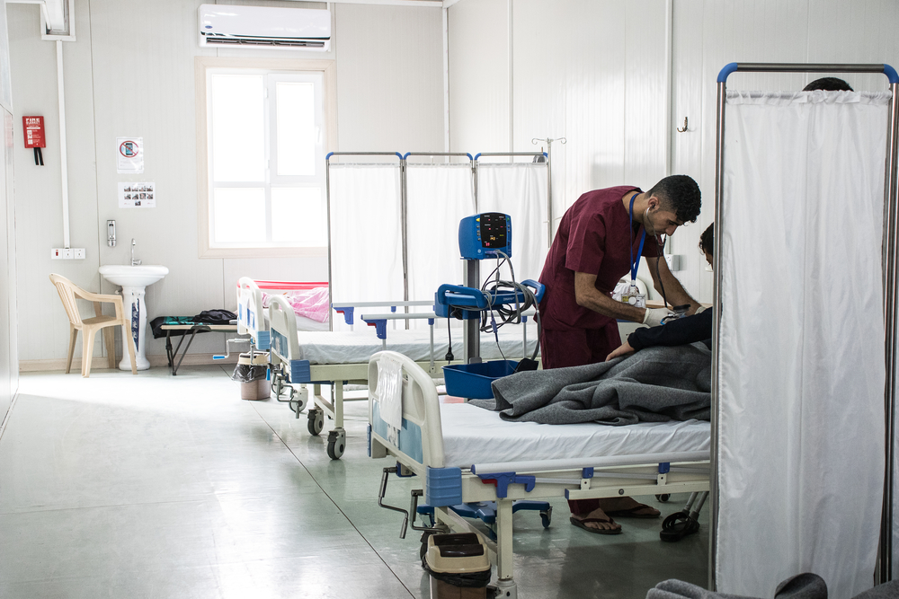 un infirmier MSF auscule un patient à Mossoul