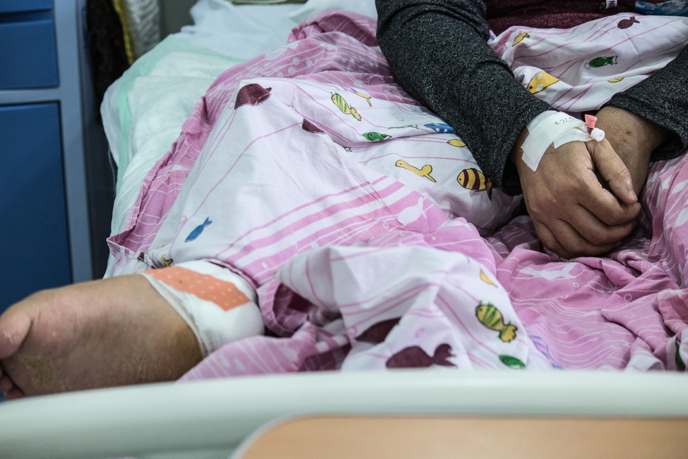 Zainab sur son lit d'hôpital à Mossoul