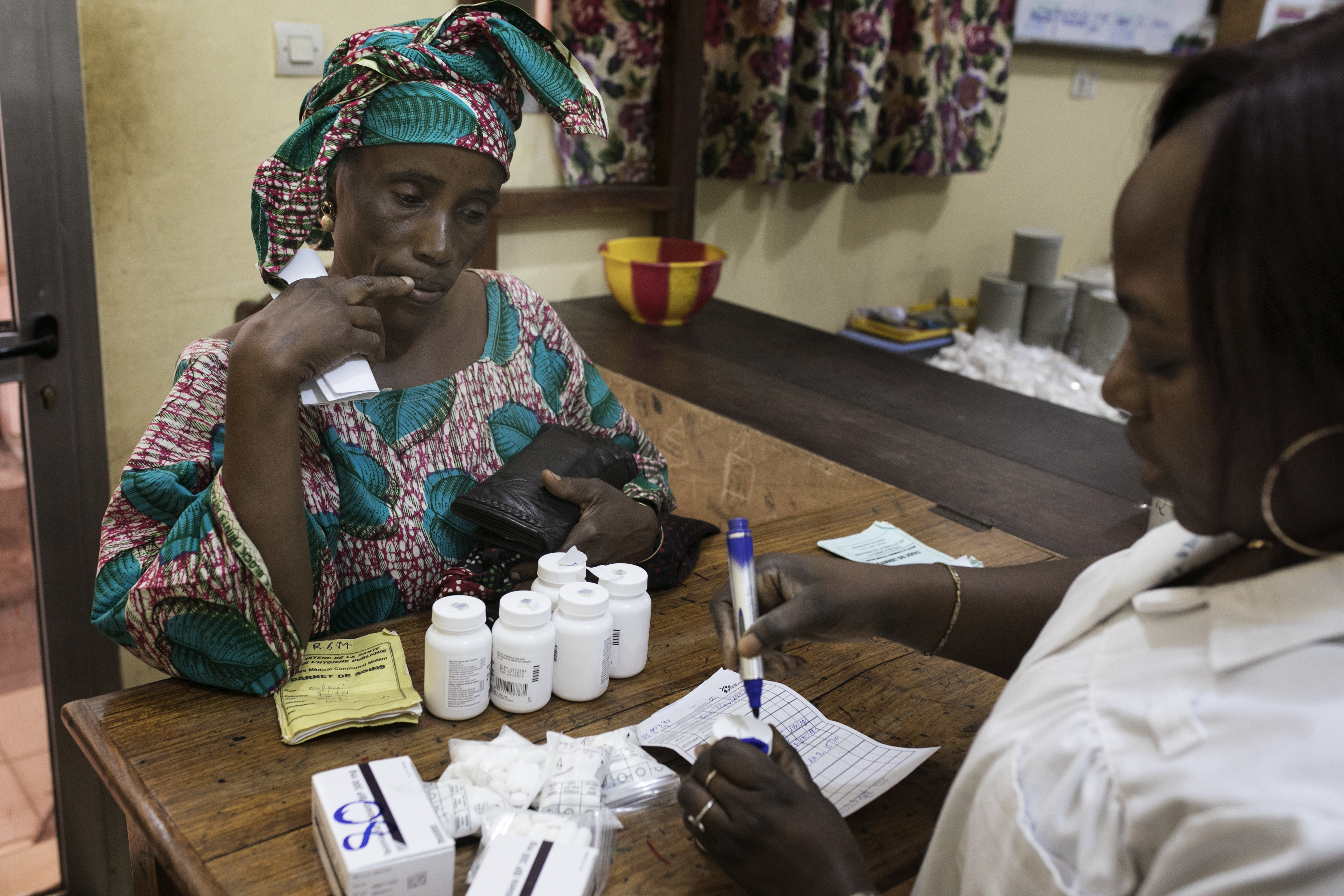 Finda est venue chercher ses antirétroviraux pour les six prochains mois dans une pharmacie soutenue par MSF au centre de santé de Matam, à Conakry, en Guinée. © Albert Masias, mars 2018