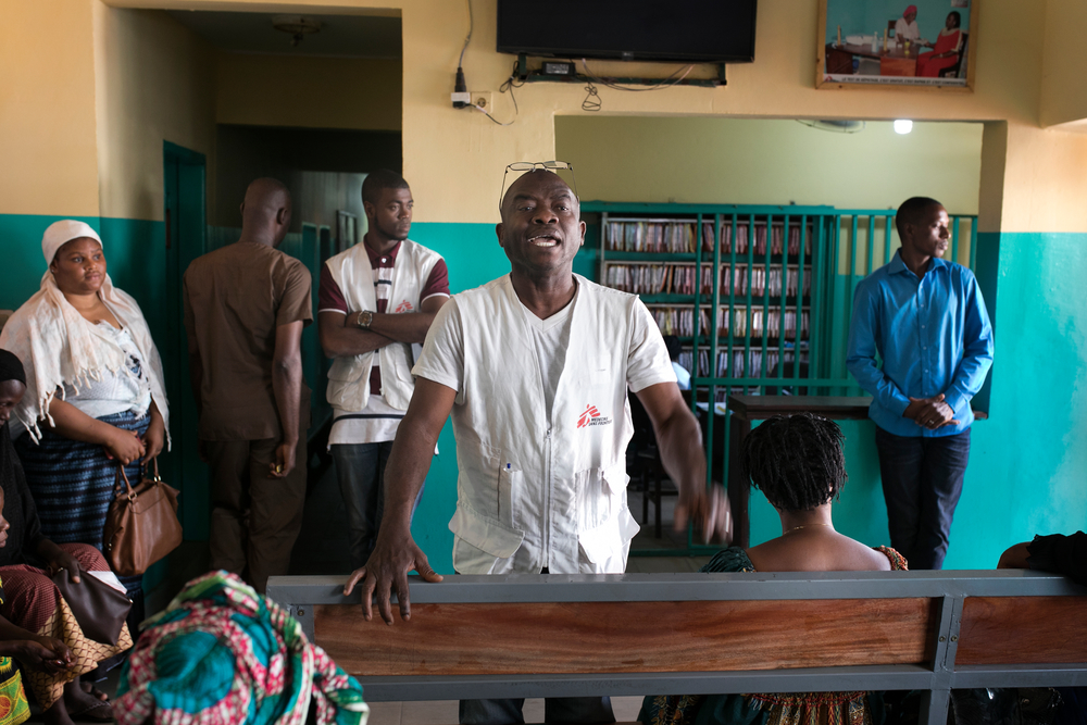 Gezondheidspromotor Mohammed geeft informatie over hiv/aids in het lokale gezondheidscentrum in Matam, Conakry. © Albert Masias, maart 2018.