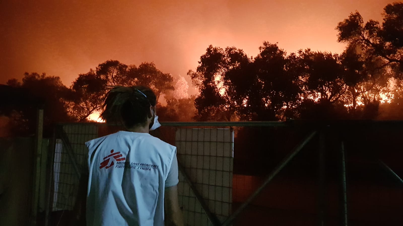 Een medewerker ziet hoe de brand zich snel over het hele kamp verspreid. 