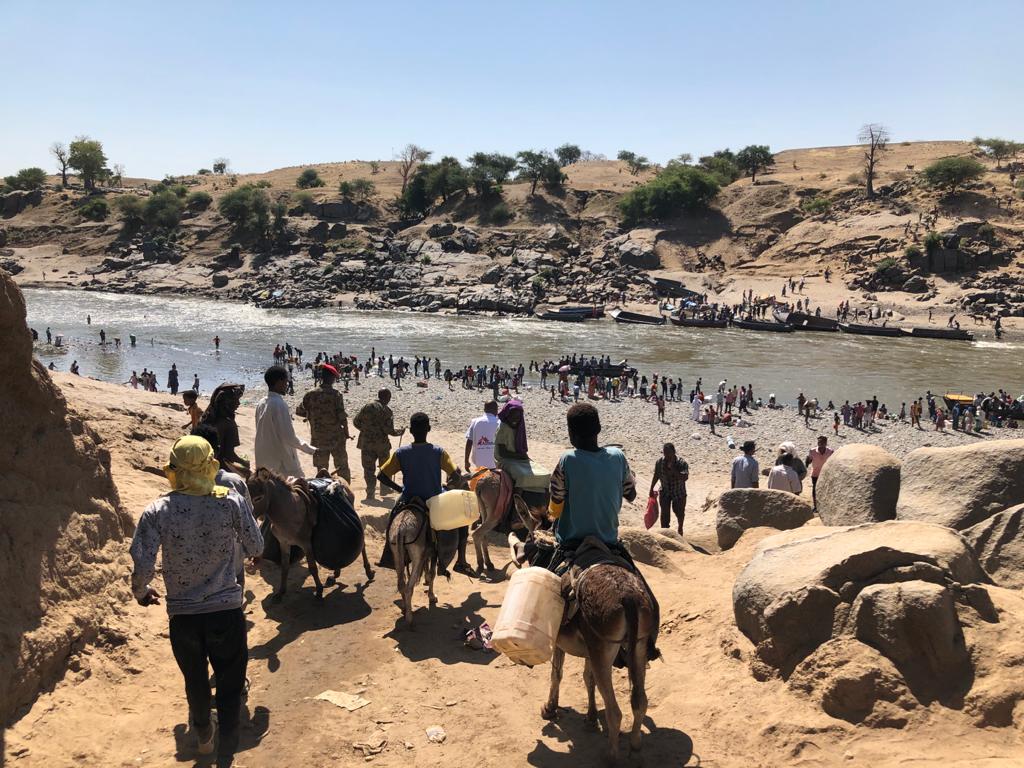 Om de grens met Soedan te bereiken, moeten tienduizenden mensen door een rivier waadden, na een barre tocht van soms 7 dagen.